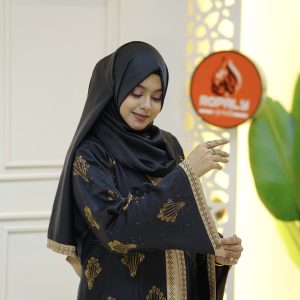 প্রিমিয়াম লাক্সারি জাফরান ফেব্রিক্স এ স্টোন ওয়ার্ক করা বোরকা- কালো কালার